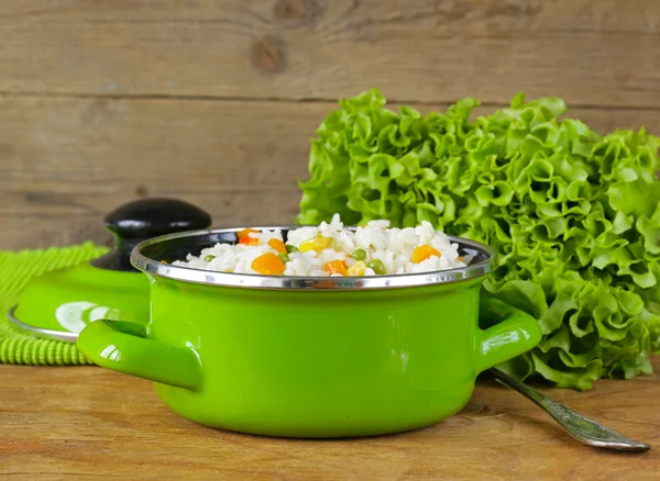 Гарнир риса с различными овощами (морковь, кукуруза и зеленый горох ) — стоковое фото