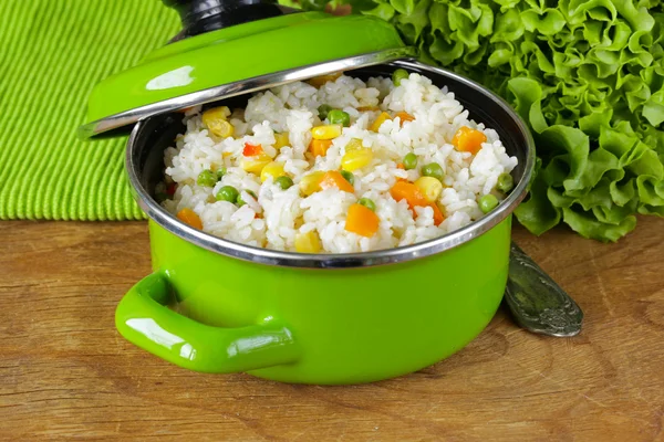 Pirinç çeşitli sebzeler (havuç, Mısır ve yeşil bezelye ile garnitür) — Stok fotoğraf