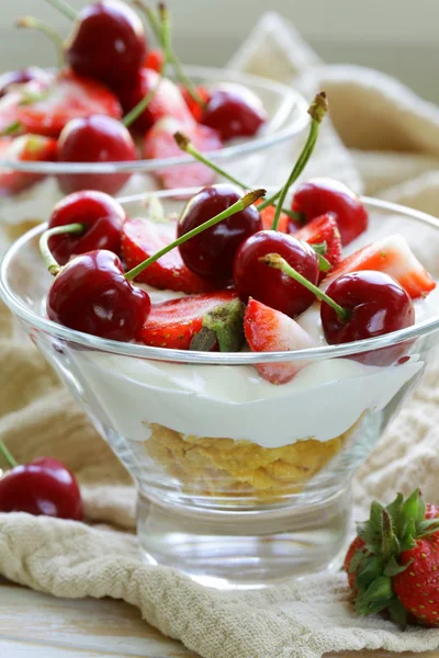 Mléčné výrobky jogurt dezert s třešně a jahody — Stock fotografie