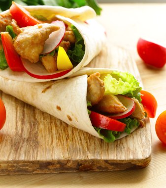 Tavuk dürüm turp, tatlı biber ve salata ile