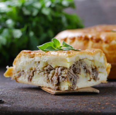 Ev yapımı etli börek patates ve kekik ile