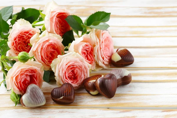 Corazones de caramelo de chocolate y rosas rosadas para San Valentín —  Fotos de Stock