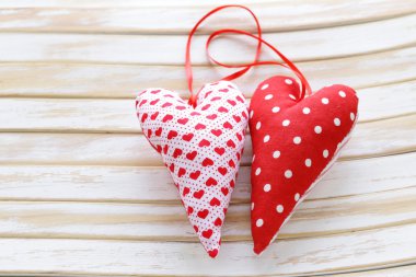 ahşap arka plan üzerinde renkli el yapımı kumaş Kalpler