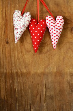 ahşap arka plan üzerinde renkli el yapımı kumaş Kalpler