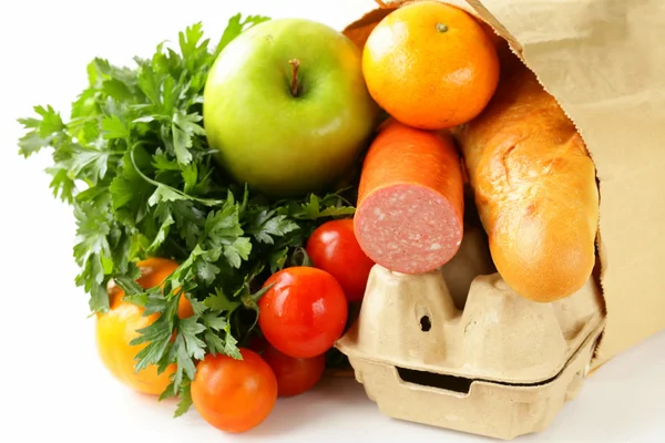 Bolsa de papel llena de productos (pan, huevos, salchichas, frutas y verduras) ) — Foto de Stock