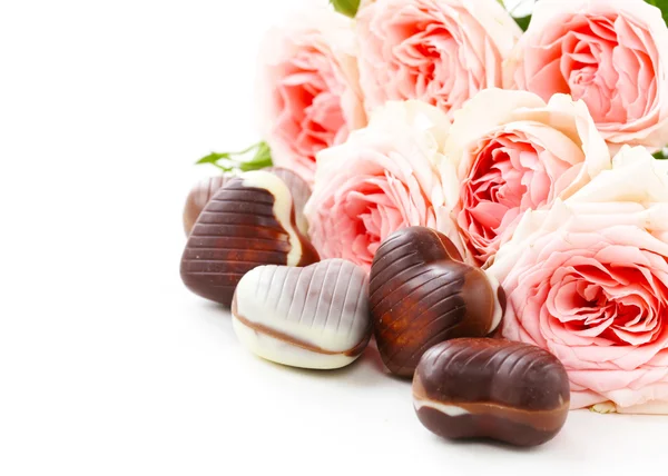 Chocolate doces corações e rosas rosa para feriado do dia dos namorados — Fotografia de Stock