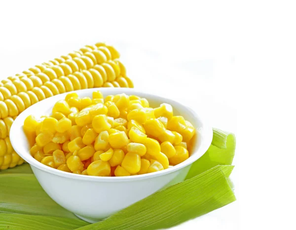Canned corn in a bowl and fresh cobs — Stock Photo, Image