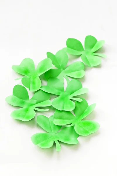 Folhas verdes de papel de trevo - um símbolo do Dia de São Patrício — Fotografia de Stock