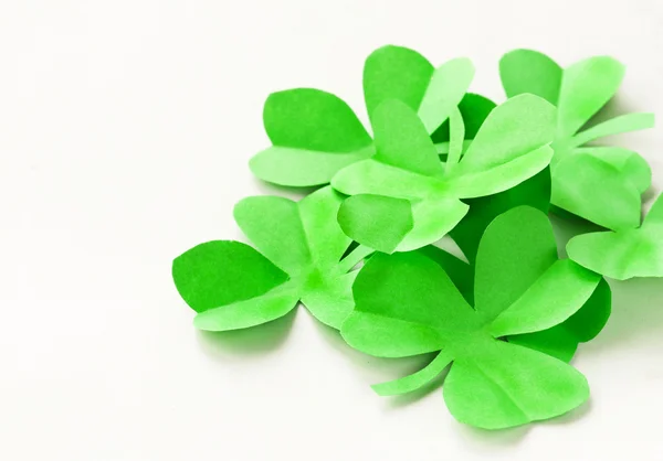 Paper green leaves of clover - a symbol of St. Patrick's Day — Stock Photo, Image