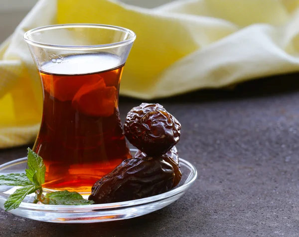 Turkse thee in traditionele glas met zoete datums — Stockfoto