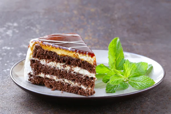 Kawałek deser uroczysty tort z czekolady i owoców — Zdjęcie stockowe