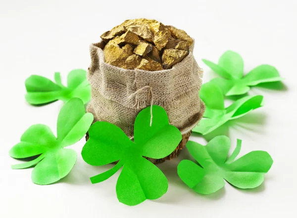 Φύλλα πράσινο τριφύλλι και μια τσάντα του χρυσού - σύμβολο του St. Patrick ΠΡΩΤΟΧΡΟΝΙΑ — Φωτογραφία Αρχείου