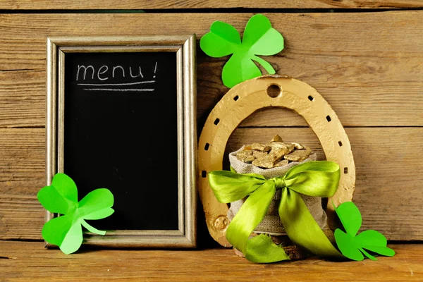 Green clover leaves and a bag of gold - symbol of St. Patrick's Day — Stock Photo, Image
