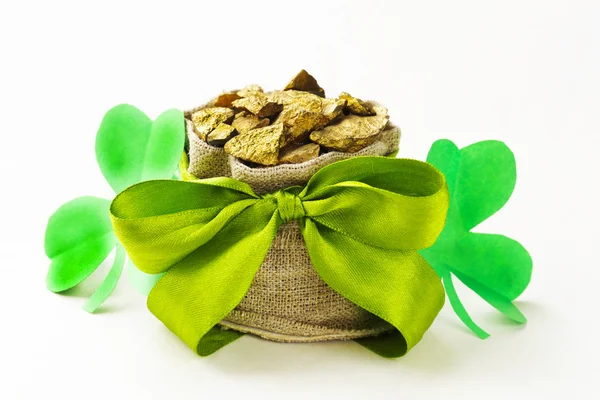 Grön växt av släkten Trifolium blad och en påse med guld - symbol för St Patrick's Day — Stockfoto