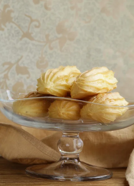 Choux pastelaria eclairs na base de suporte de vidro, sobremesa festiva — Fotografia de Stock