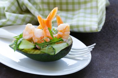 Bir tabakta taze avokado karides ve salatalık ile