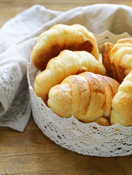 Croissants à pâte feuilletée à la française traditionnelle dans un panier en dentelle — Photo