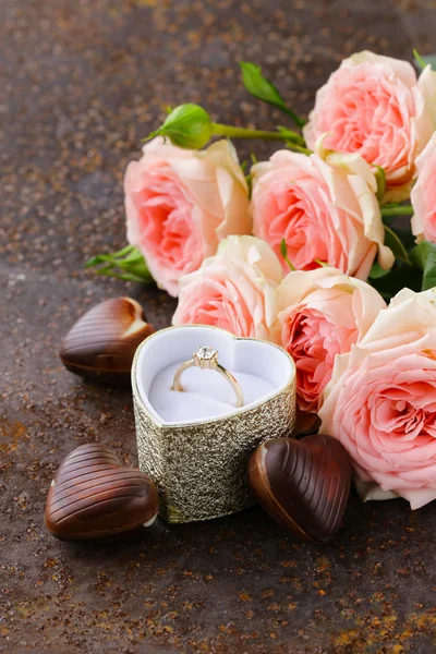 Arany gyűrű a gyémánt és a csokor rózsaszín rózsa — Stock Fotó