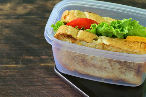 Smörgås med ost och tomat för en hälsosam lunch — Stockfoto