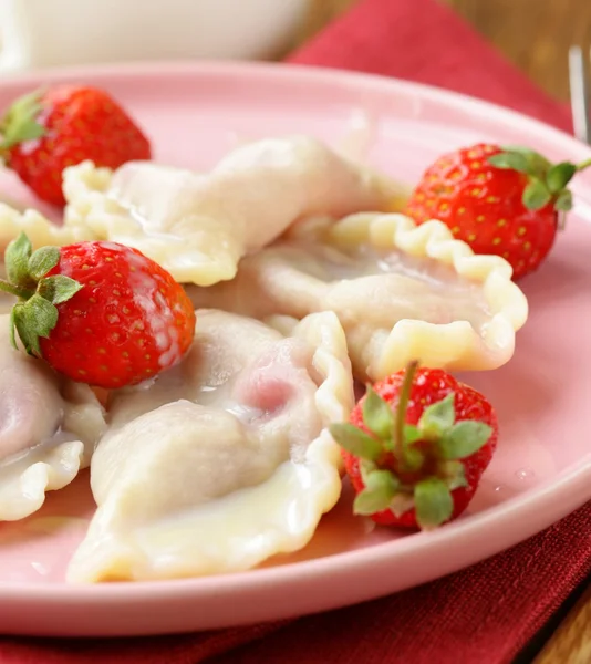 Dumplings met bessen en crème saus geserveerd met verse aardbeien — Stok fotoğraf