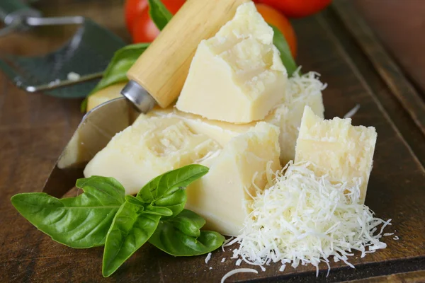 Parmigiano duro fresco e saporito su una tavola di legno — Foto Stock