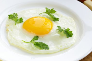 Sahanda yumurta beyaz bir plaka üzerinde kapat