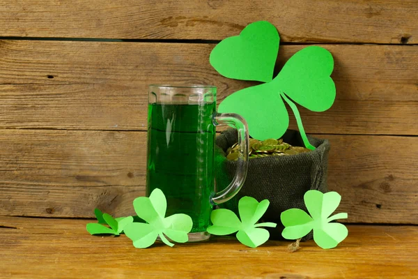 St Patrick den zelené pivo s shamrock — Stock fotografie