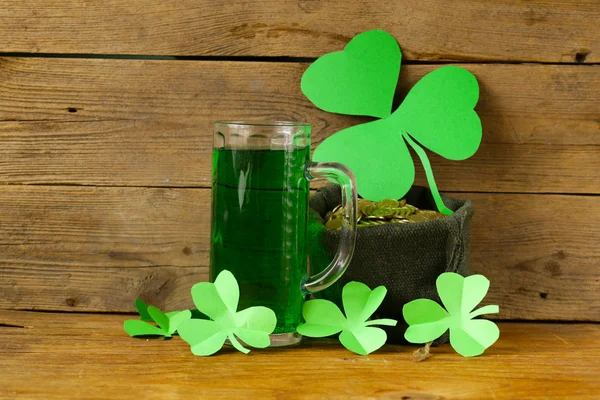 St patrick 's day grünes Bier mit Shamrock — Stockfoto