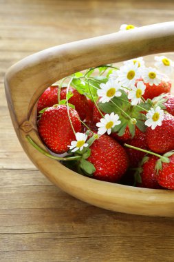 taze olgun çilek - yaz meyveleri rustik tarzı sepet