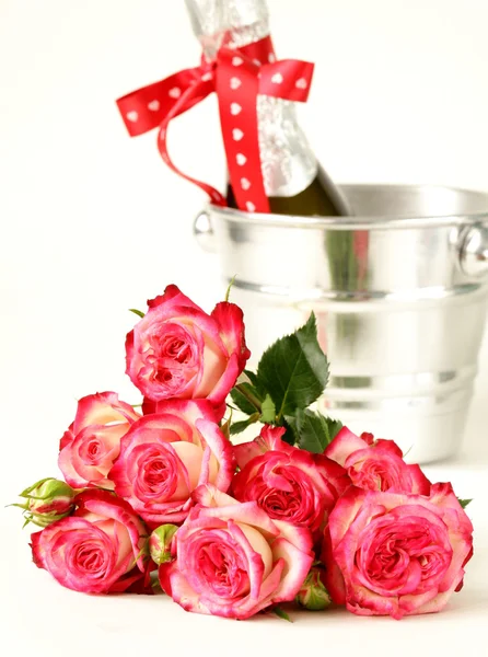Romántico bodegón champán, rosas, regalos para las vacaciones San Valentín —  Fotos de Stock