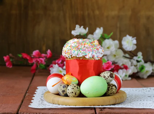 Glace 장식 및 착 색된 부활절 달걀 소박한 스타일 부활절 케이크 — 스톡 사진