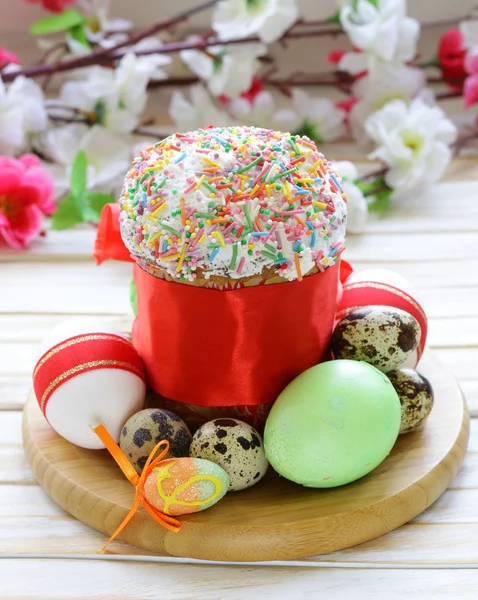 Torta di Pasqua con glace glace e uova di Pasqua colorate in stile rustico — Foto Stock