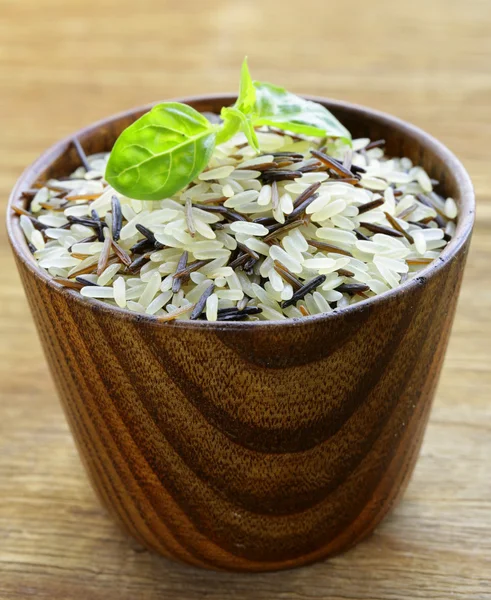 Mélange de riz noir et blanc sauvage dans un bol en bois — Photo