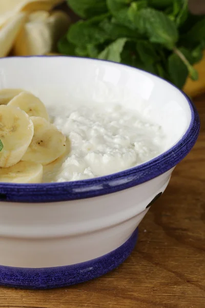 Healthy breakfast cottage cheese with fresh banana — Stock Photo, Image