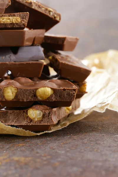 Stapel bars stukken van chocolade met verschillende smaken — Stockfoto