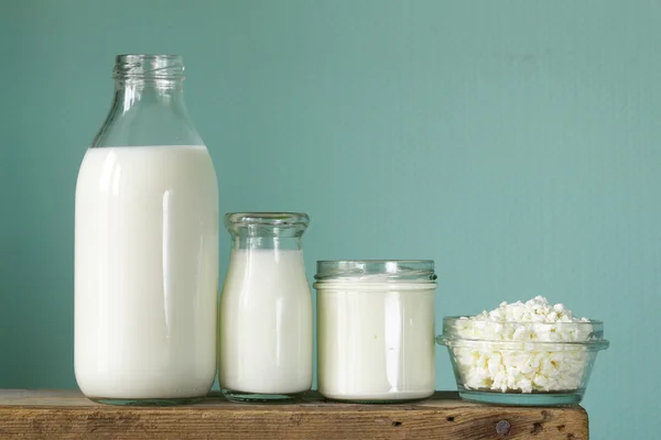 Assortiment van zuivel-producten (melk, kaas, zure room, yoghurt) — Stockfoto