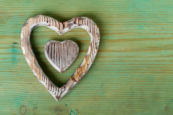 Houten hartsymbool van liefde op de oude achtergrond — Stockfoto