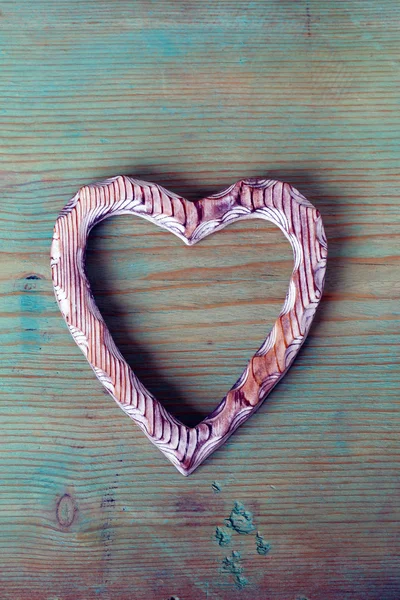 Coeur en bois symbole de l'amour sur le vieux fond — Photo