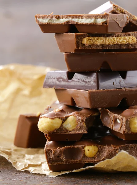 さまざまな味のチョコレートのバー部分のスタック — ストック写真