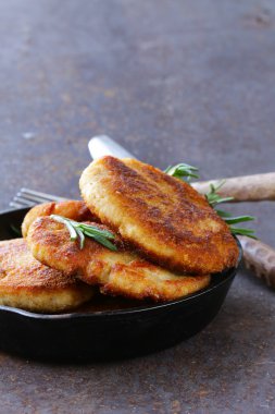 Rosemary bir tavada kavrulmuş et Burger