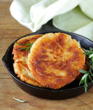 Rosemary bir tavada kavrulmuş et Burger