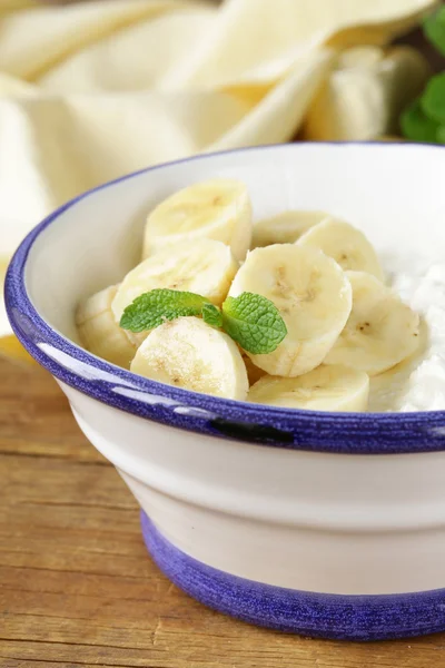 Здоровый завтрак творог со свежим бананом — стоковое фото