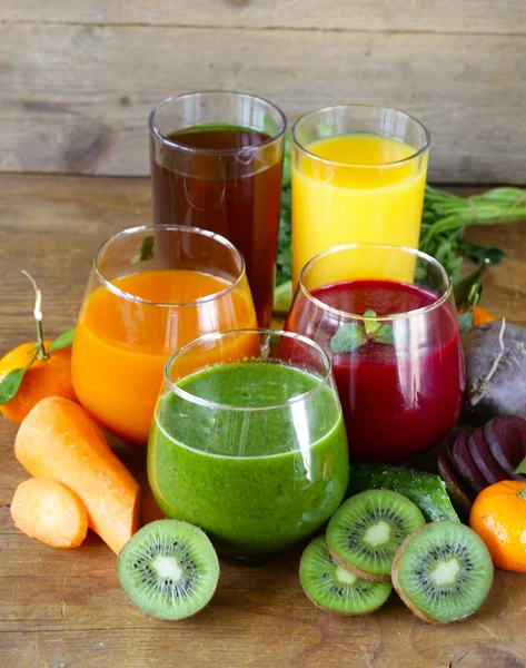 Surtido de zumos frescos de frutas y verduras — Foto de Stock