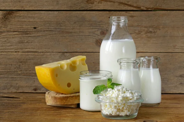 Assortiment van zuivel-producten (melk, kaas, zure room, yoghurt) — Stockfoto