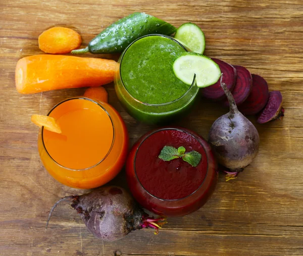 Асорті свіжі соки з фруктів та овочів — стокове фото