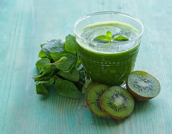 Fresh green juice kiwi and mint in a glass — Stock Photo, Image