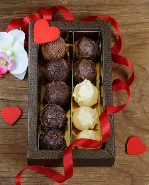 Вкусные шоколадные конфеты для гурманов сладкий подарок на праздник — стоковое фото
