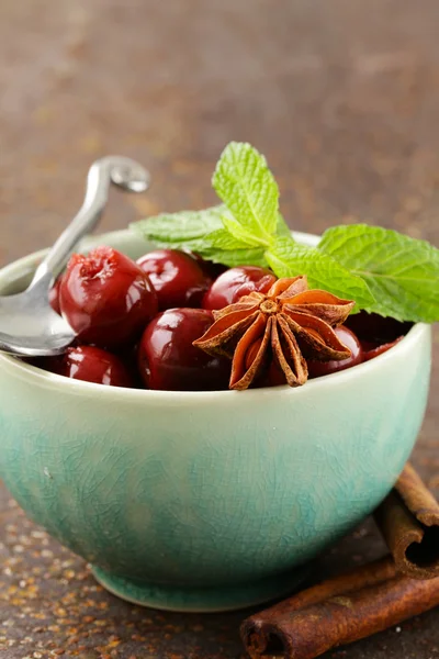 Compota de cereza con bayas y especias anís, canela —  Fotos de Stock