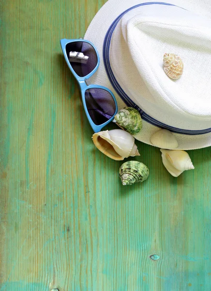 Konzepturlaub, Muscheln, Sonnenbrille und Hut auf Holzgrund — Stockfoto