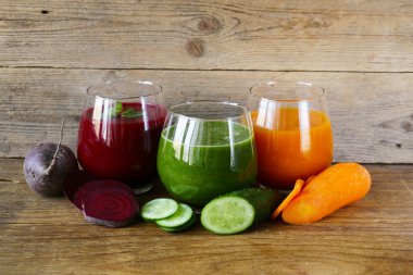 Meyve ve sebze çeşitli taze sıkılmış meyve suları